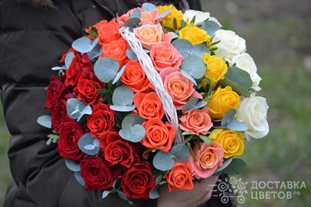 Корзина разноцветных роз "Эрмитаж"